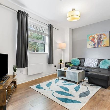 Spacious 1 Bedroom Apartment In Central Вокінг Екстер'єр фото