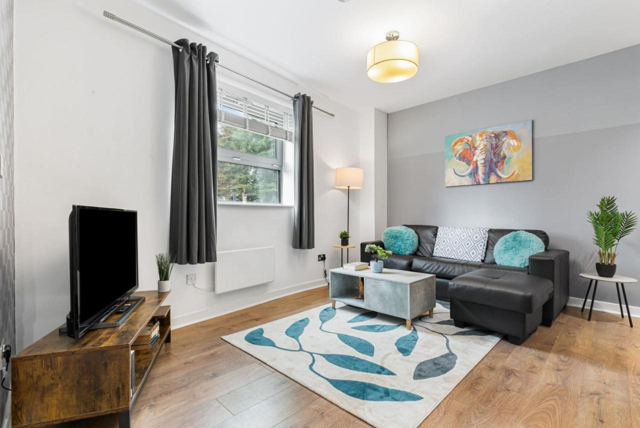 Spacious 1 Bedroom Apartment In Central Вокінг Екстер'єр фото