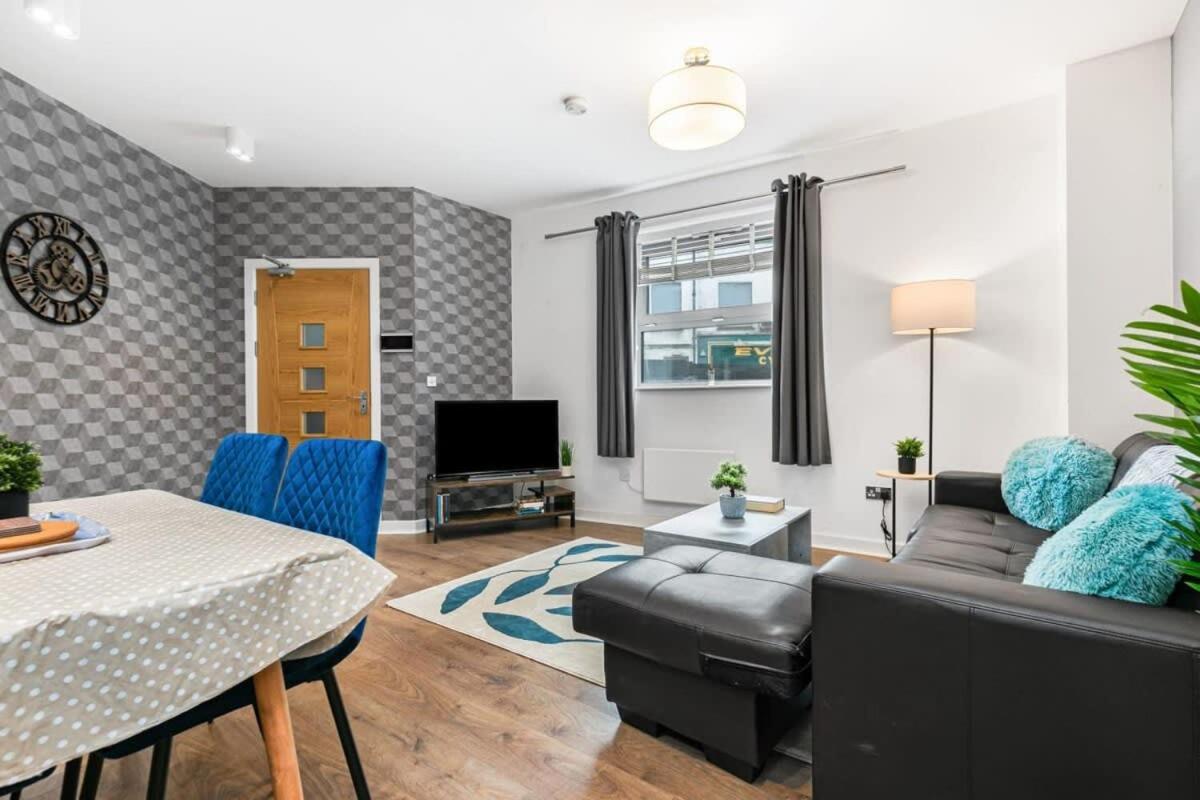 Spacious 1 Bedroom Apartment In Central Вокінг Екстер'єр фото