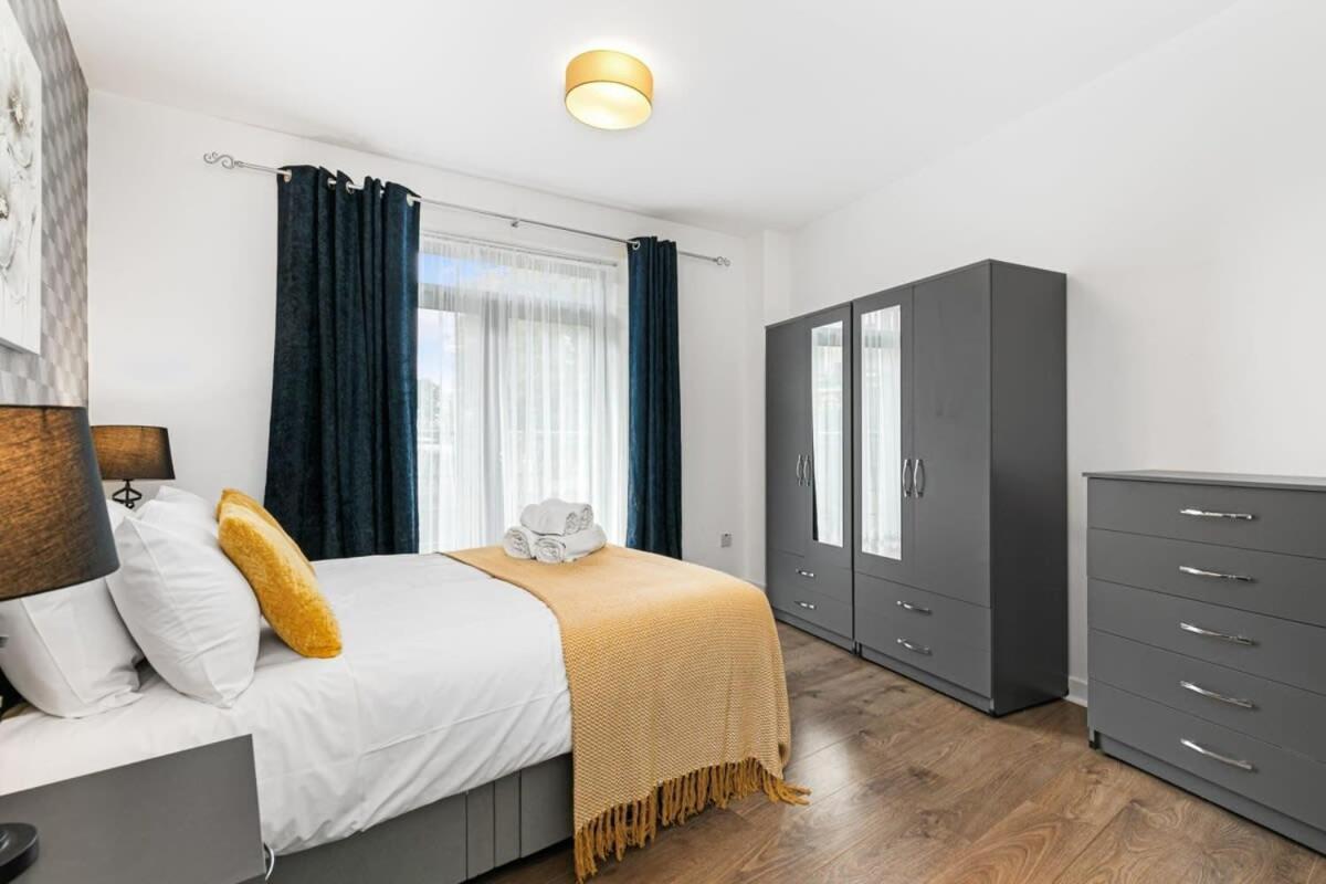 Spacious 1 Bedroom Apartment In Central Вокінг Екстер'єр фото
