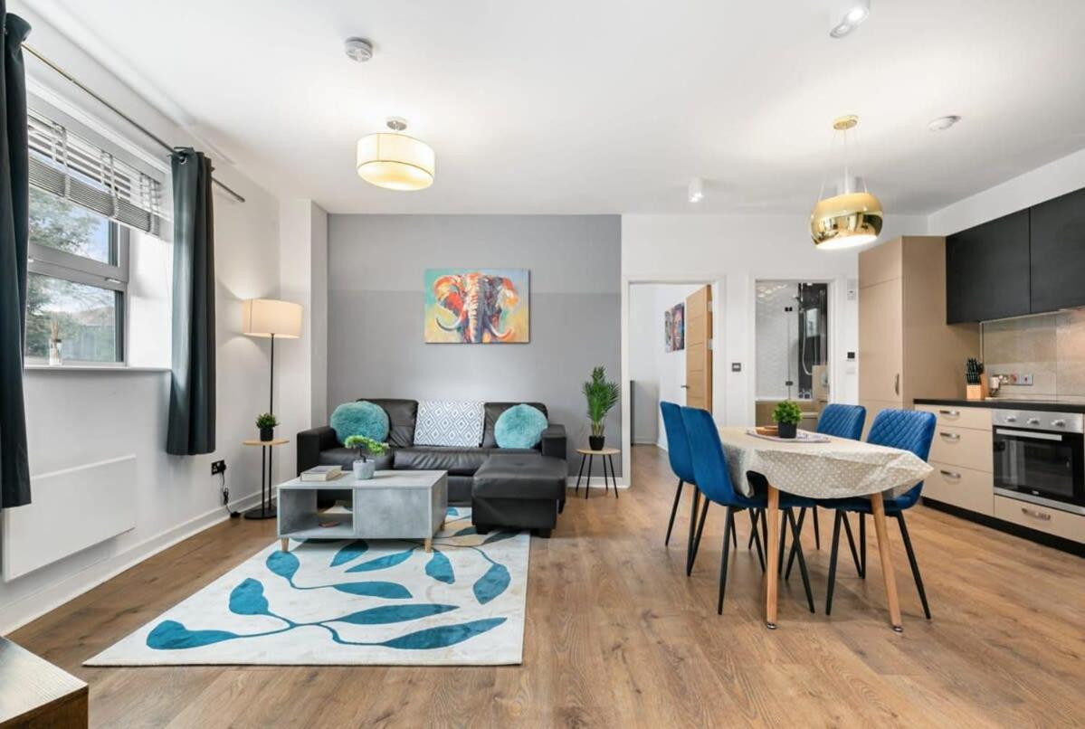 Spacious 1 Bedroom Apartment In Central Вокінг Екстер'єр фото