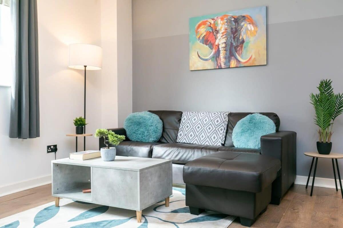 Spacious 1 Bedroom Apartment In Central Вокінг Екстер'єр фото
