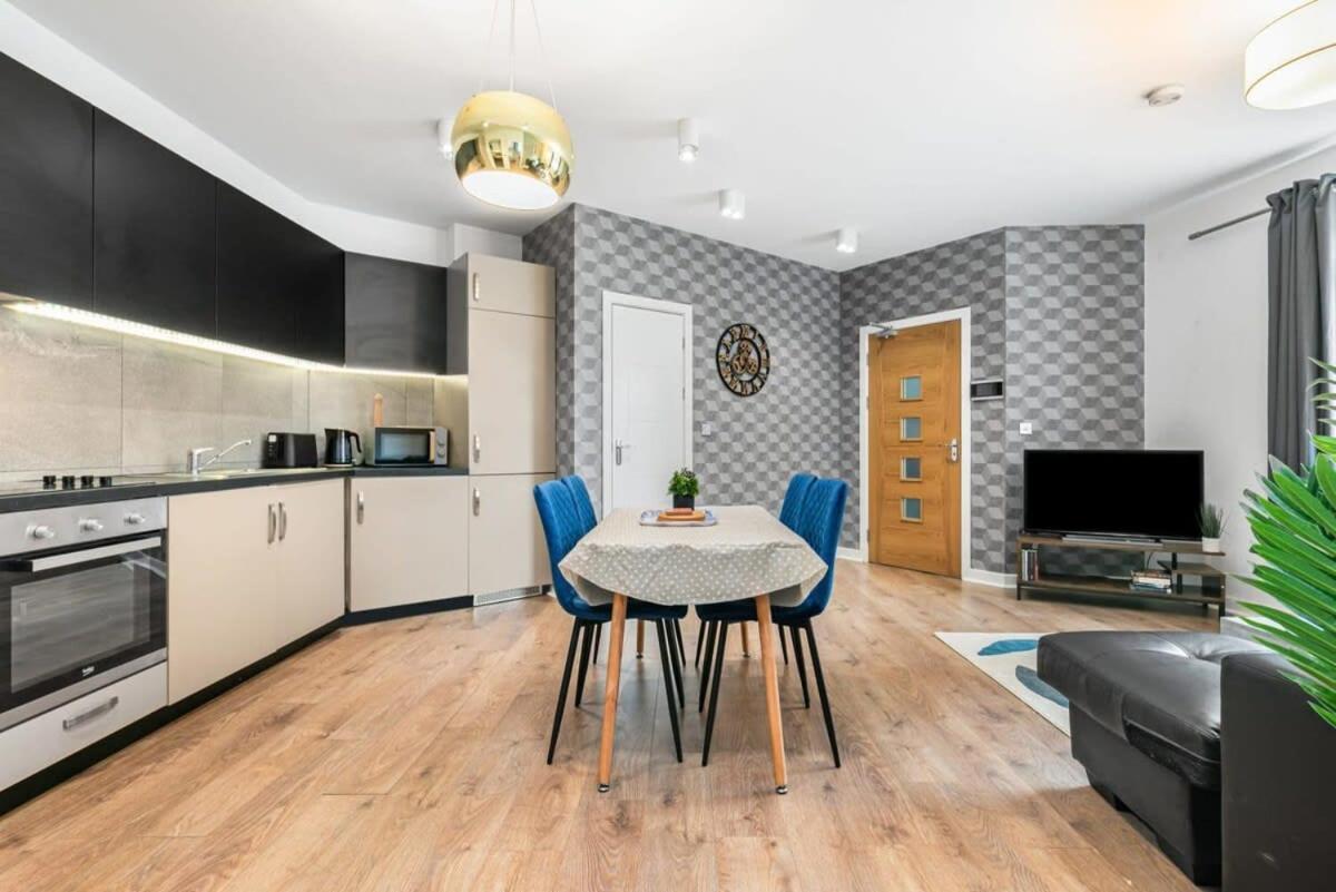 Spacious 1 Bedroom Apartment In Central Вокінг Екстер'єр фото