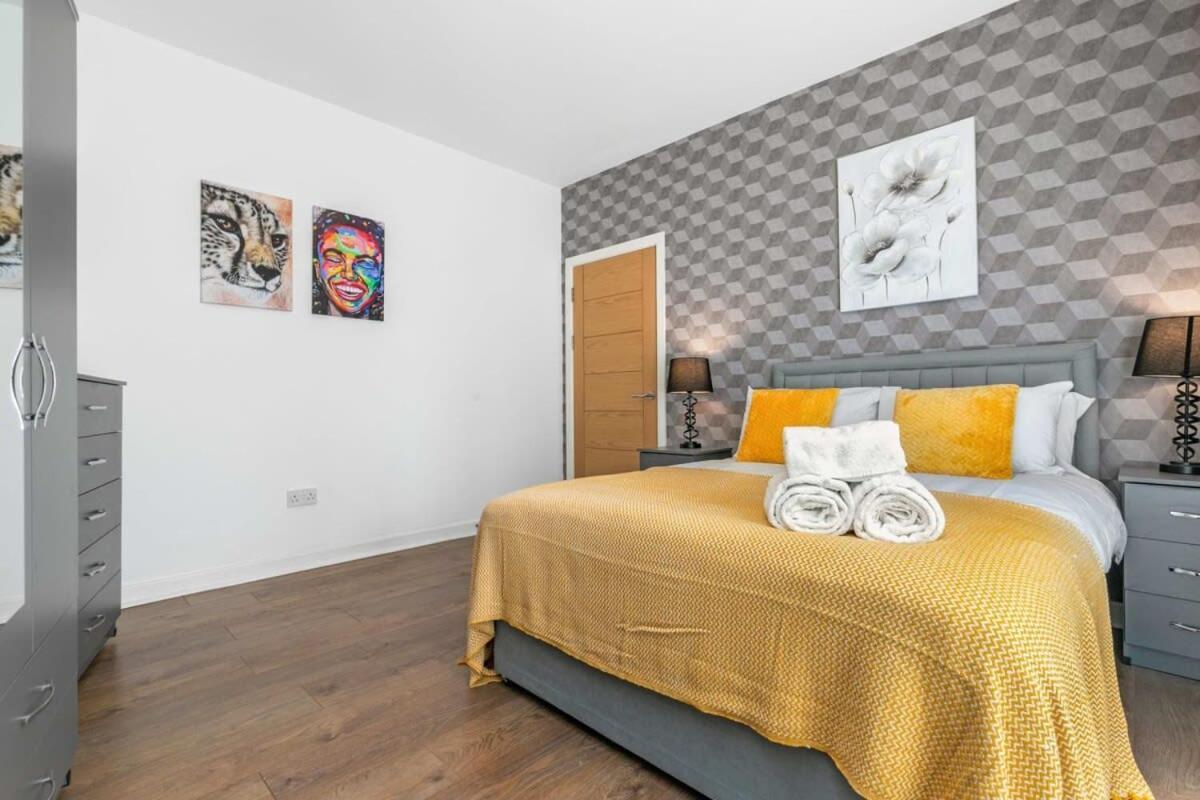 Spacious 1 Bedroom Apartment In Central Вокінг Екстер'єр фото