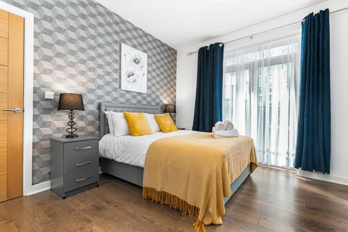 Spacious 1 Bedroom Apartment In Central Вокінг Екстер'єр фото